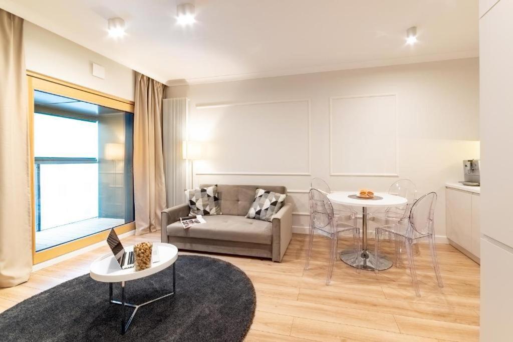 Mennica Residence Luxury Location Warschau Exterior foto